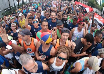 com-disposicao-e-alegria,-corredores-anonimos-agitam-a-sao-silvestre