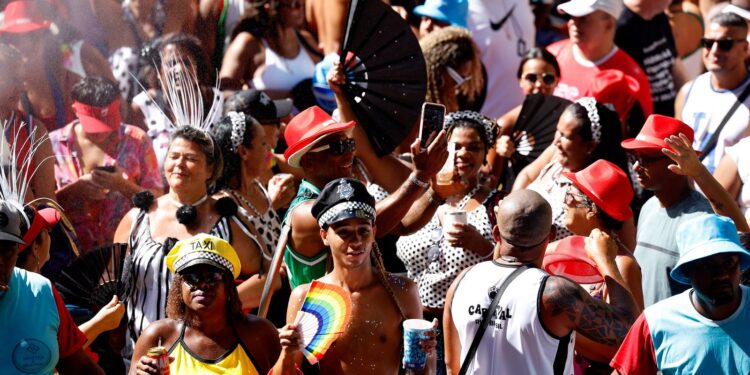 ativistas-denunciam-‘blackface’-em-fantasias-de-carnaval
