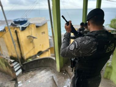 porcoes-de-drogas-e-celulares-sao-encontrados-com-homem-utilizando-tornozeleira-eletronica