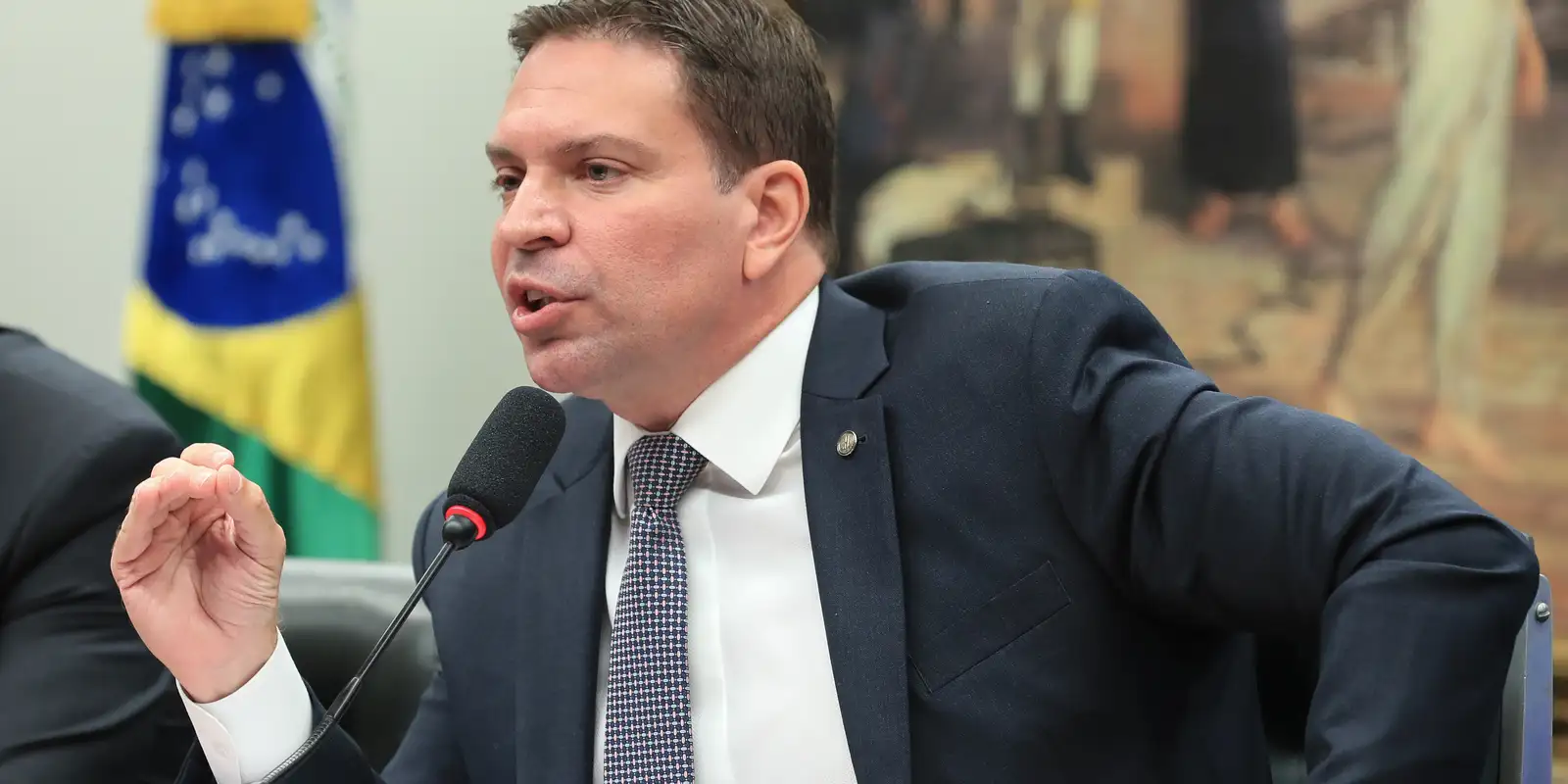 governo-brasileiro-entrega-pedido-de-extradicao-de-ramagem-aos-eua